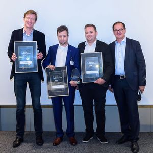 Werner Nieberle, Geschäftsführer der Vogel IT-Medien (rechts im Bild) und die Gewinner in der Kategorie „VPS/vServer“: netcup (Platin), Host Europe (Gold) und IP-Projects (Silber).(Bild:  Marko’s Photography / Marko Kovic)