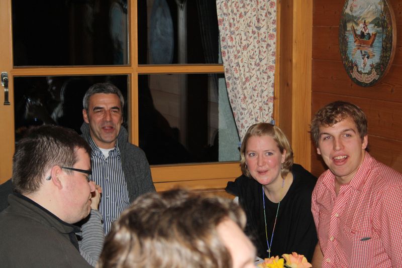 Nach dem Essen in gemütlicher Runde: Kunden und Mitarbeiter von ECOM (Archiv: Vogel Business Media)