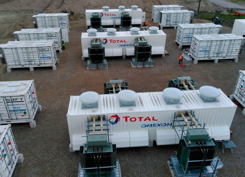 The largest battery-based energy storage site in France is made up of 27 containers of 2.5 MWh. (Omexom )