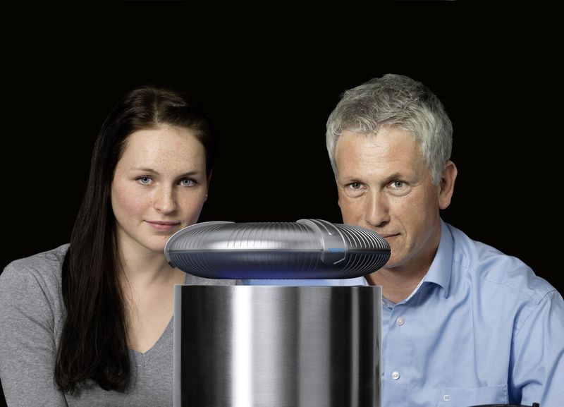 Kühlt man den Supraleiter bis seine Sprungtemperatur herunter und entfernt den Abstandhalter, schwebt der Magnet anschließend stabil über dem Supraleiter. (Bild: Festo)