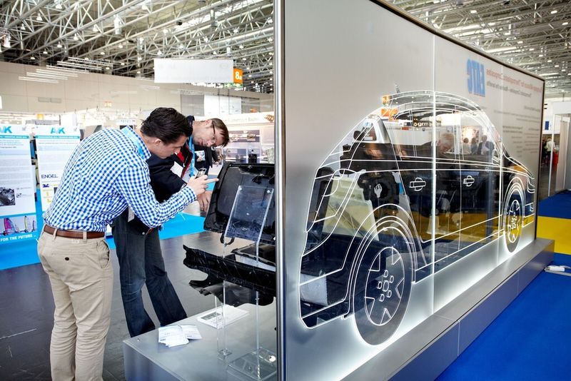 Hier betrachten zwei Besucher, was man im Automobil-Innenbereich schon so alles aus Faserverbundwerkstoffen zaubern kann. (Bild: Composites Europe)