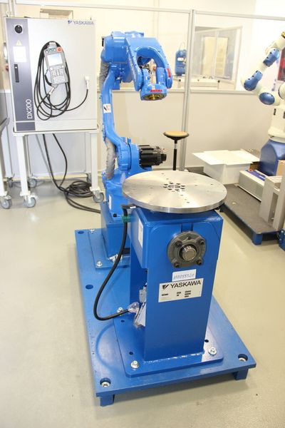 An unterschiedlichen Robotern erlernt und vertieft man in der Yaskawa-Academy das Handwerk. (Bild: Sonnenberg)