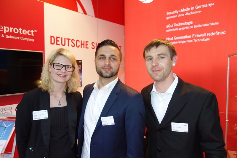(v. l.) Natalie Harlinghausen, ALSO, mit Özkan Topal und Oliver Kleindienst, gateprotect (Bild: IT-BUSINESS)
