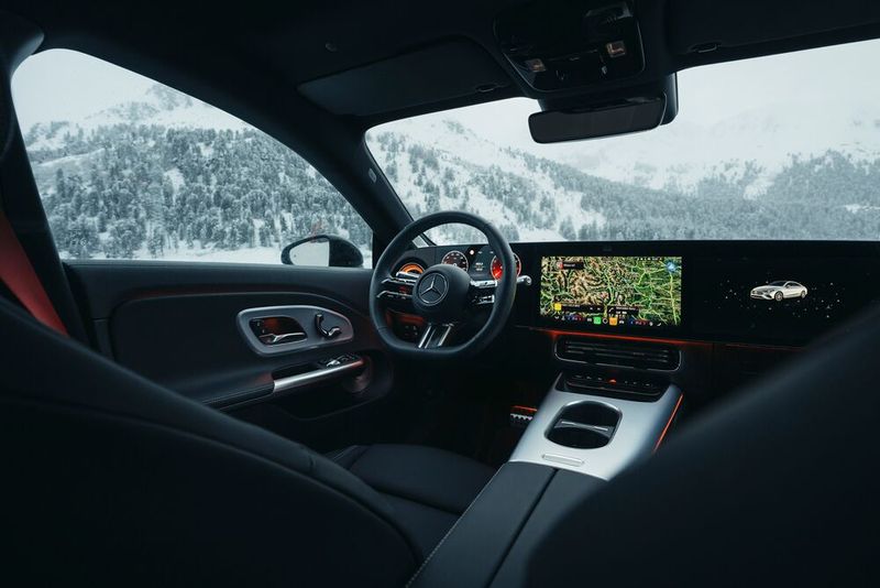 Innen übernimmt der Hybrid die digitale Welt des Elektro-CLA. (Bild: Mercedes-Benz)