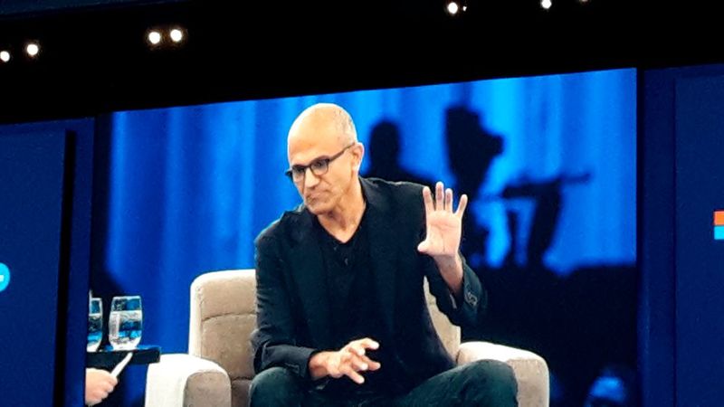 Satya Nadella, CEO von Microsoft, erläuterte seine Sicht der IT-Marktes und wie kommende Technologie den Anwendern nützt. Zugleich verkündete Salesforce eine enge Partnerschaft mit Microsoft. ( © Michael Matzer)