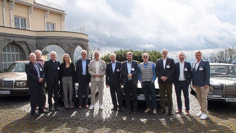 Die Arbeitsgemeinschaft Deutscher Autorechtstag mit den Referenten von 2024: (v. l.) RA Dr. Thomas Almeroth, RA Ulrich Kahlenborn, RA Dr. Kurt Reinking, RAin Eva Hettwer, RA Ulrich Dilchert, Prof. Dr. Ansgar Staudinger, Vors. Richter am BGH a. D. Wolfgang Ball, Vors. Richter am LG Aachen Dr. Matthias Quarch, RA Dr. Götz Knoop, RA Alexander Sievers, Ass. Jur. Matthias Giebler, BVfK-Vorstand Ansgar Klein.(Bild:  Deutscher Autorechtstag)
