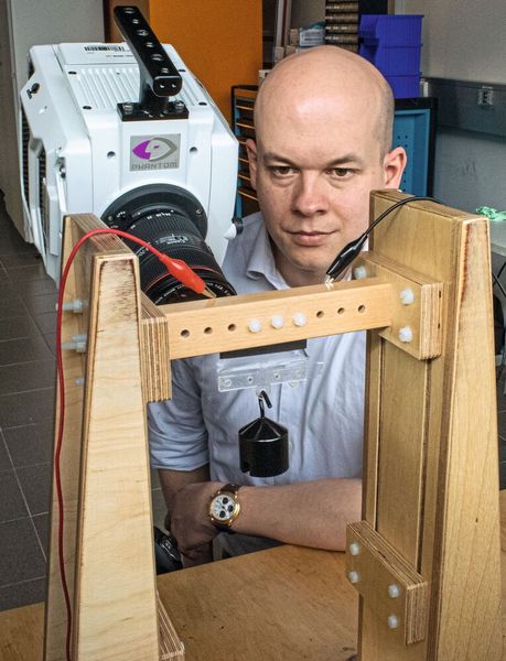 Versuchsaufbau mit Dr. Philipp Rothemund: (MPI-IS Stuttgart, Postdoctoral Researcher) „In der Grundlagenforschung stößt man ständig auf neue Fragen, Aspekte und Anforderungen. Dementsprechend muss die Ultra Highspeed-Kamera für unsere Analysen einen sehr hohen Leistungsumfang und eine große Funktionsbreite bieten.“   (MPI-IS Stuttgart)