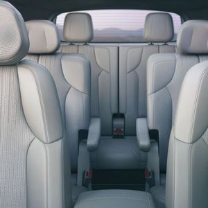 Neben einer Bestuhlung mit sechs Sitzplätzen ist der Vistiq alternativ mit einer Drei-Personen-Sitzbank in Reihe zwei bestellbar.(Bild:  Cadillac)