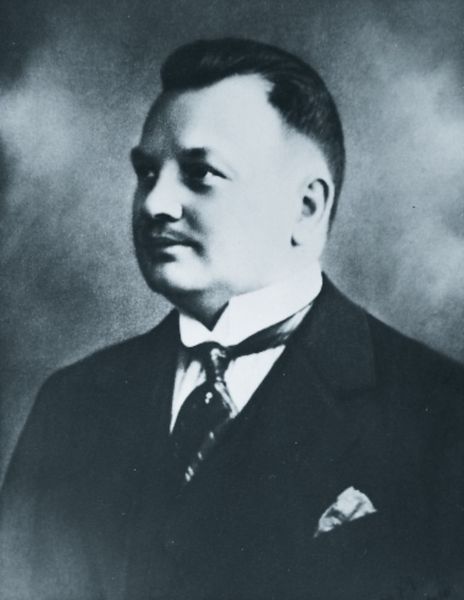 Max Conrad: 1923 verkaufte der Unternehmensgründer alles, was sich im Inneren eines Radios der damaligen Zeit verbarg. (Bild: Conrad)