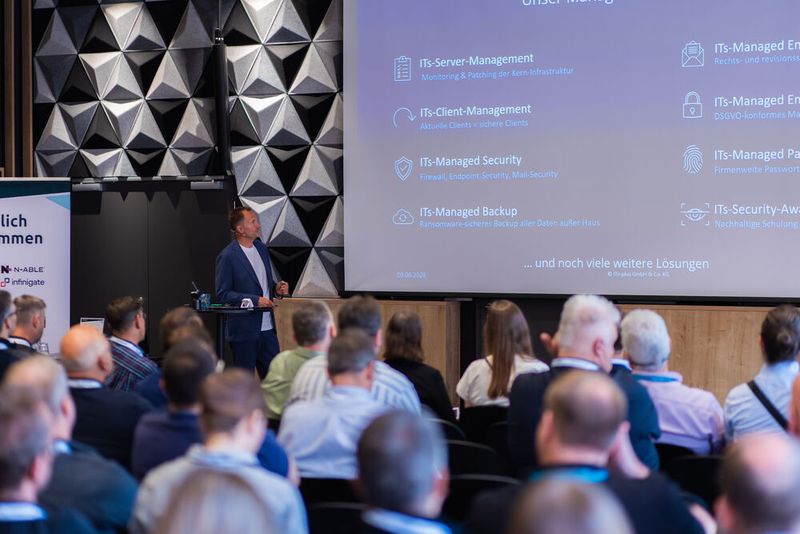 Daniel Langenbach, ITs-plus GmbH & Co. KG, hält einen Vortrag über „NIS2 als Verkaufshebel für Managed Security Services“. (Bild: Synaxon)
