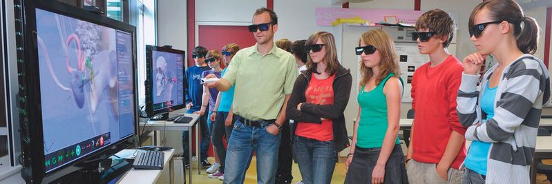 Mit dem Cyber-Classroom können die Schüler und Studenten mittels interaktiven, 3D-fähigen Lernprogrammen die Prozesse der Lernfabrik schon vorab erlernen und testen.(Bild:  imsimty GmbH)