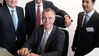 NRW-Umweltminister Johannes Remmel am Steuerstand des neuen ICx, umrahmt von Siemens NRW-Chef Herbert K. Meyer, Siemens-Deutschlandchef Rudolf Martin Siegers und Marc Tillmanns aus dem Siemens-Werk Krefeld. (Bild: Siemens)