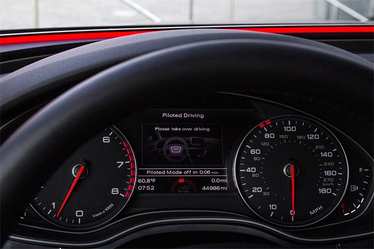 Bei rot leuchtender LED-Leiste bleiben dem Fahrer rund zehn Sekunden, um die manuelle Kontrolle des Fahrzeugs zu übernehmen. (Foto: Bernhard Huber)