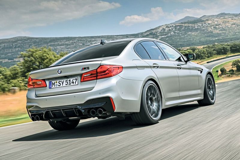 Die Competition-Variante ist allerdings obendrein um sieben Millimeter tiefergelegt, die Stabilisatoren sind optimiert und der vordere Radsturz erhöht. (Bild: BMW)