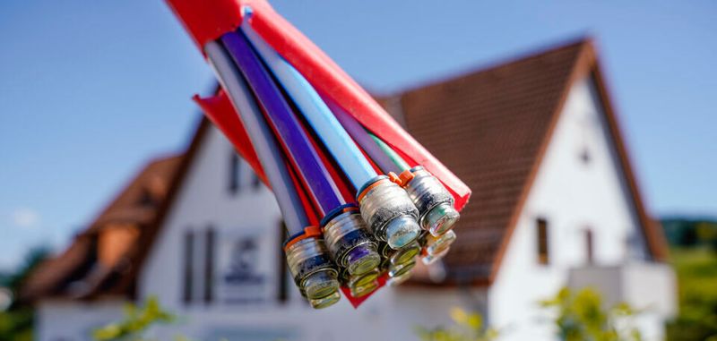 Bis Ende 2020 will die Telekom den FTTC-Ausbau (Fiber to the Curb) weitgehend abschließen. dann soll FTTH (Fiber to the Home) großflächig ausgebaut werden. Zu diesem Zweck arbeitet der Telekommunikationsanbieter nun mit dem MArktrivalen Vodafone zusammen.(Bild:   Uwe Anspach/dpa)