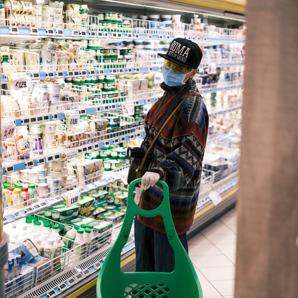 Platz 10: Coronaviren auf Lebensmitteln – 12%  Erstmals abgefragt wurde die Angst vor Coronaviren auf Lebensmitteln. Hier gaben 12% der Befragten an, beunruhigt zu sein. Berechtig ist diese Sorge wohl nicht. So heißt es von Seiten des BfR: „Es gibt derzeit keine Fälle, bei denen nachgewiesen ist, dass sich Menschen über den Verzehr kontaminierter Lebensmittel mit dem neuartigen Coronavirus infiziert haben. [...] Allerdings können Schmierinfektionen über Oberflächen nicht ausgeschlossen werden, die zuvor mit Viren kontaminiert wurden.“ Die Ansteckungsgefahr ist eher durch Aerosole, also winzige Tröpfchen in der Luft, gegeben.    Wie Sie das Ansteckungsrisiko in geschlossenen Räumen selbst berechnen können, lesen Sie in dem hier verlinkten Artikel.  (Unsplash/Giuseppe Argenziano)