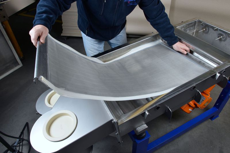 Gleich vierzehn Vibrationssiebmaschinen der Marke JEL EasyVib lieferte der Schüttgutspezialist J. Engelsmann im Rahmen eines Großauftrages an einen Futtermittelhersteller. (Bild: J. Engelsmann)