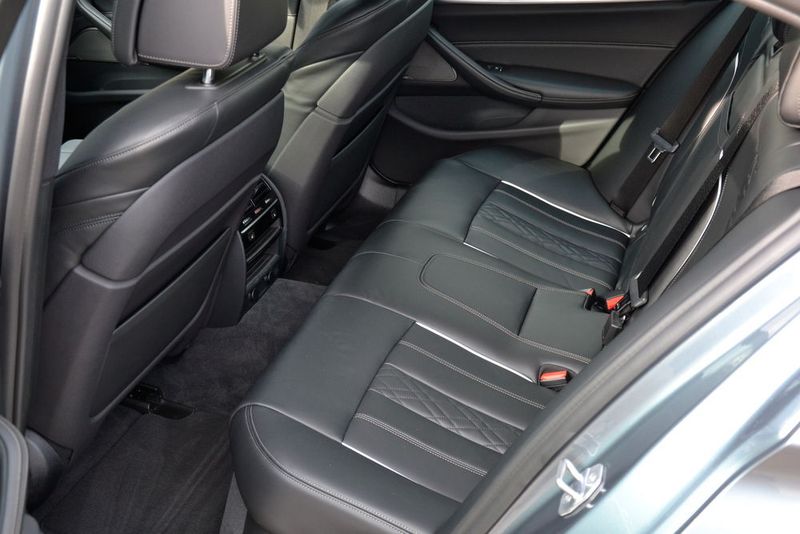 Macht sich das Wachstum von außen kaum bemerkbar, bietet die neue 5er-Limousine ein spürbares Plus an Bein- …  (Michel / »kfz-betrieb«)