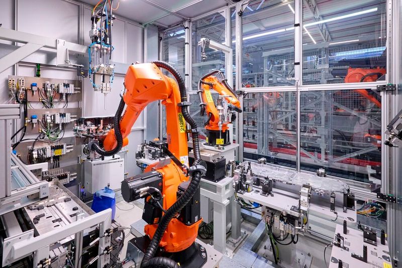 Startklar für die Serie: Die nahezu vollautomatisierte Fertigung der zentralen Steuereinheit für die Neue Klasse „made in Landshut“. (Bild: BMW)