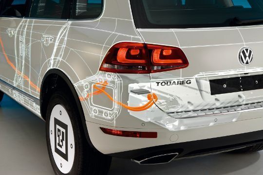 Hier die Heckansicht des Touareg Hybrid mit Batterie und Hochspannungsleitung. (Archiv: Vogel Business Media)