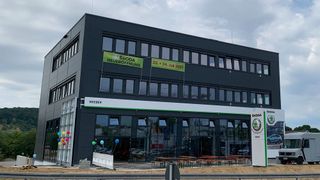 Der Neubau für die Marke Skoda ist ein wichtiger Baustein der „Weeber goes zero“-Strategie. (Bild: Autohaus Weeber)
