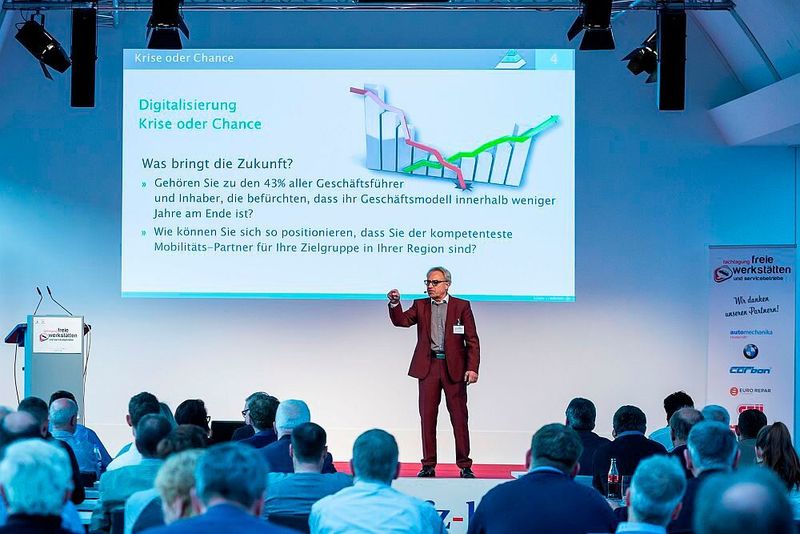 Der Unternehmensberater Reinhold Thalhofer erklärte den Teilnehmern, was sie beim Start in die Digitalisierung beachten müssen. (Stefan Bausewein)