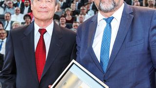 Im Rahmen der Jubiläumsfeier „25 Jahre Webasto Neubrandenburg“ wurde Werner Baier als „Unternehmer des Jahres“ ausgezeichnet. (Foto: Webasto)