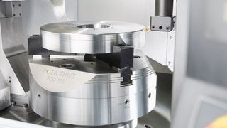 Ausgezeichnet! Das für dei Metallzerspanung flexibel anwendbare Backen-Schnellwechselfutter Rota THW3 von Schunk schlägt die Brücke zwischen kurzer Rüstzeit und freundlicher Wartung. Das überzeugte jetzt die Jury des „iF Design Award“ 2022. Hier mehr Details... (Schunk)