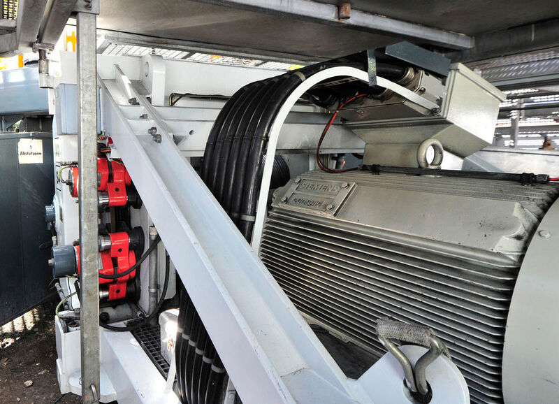 Im Freifallturm Power Tower stürzen die Fahrgäste seit 2002 in weniger als fünf Sekunden aus 66 Metern nach unten. Zwei 450-Kilowatt-Siemens-Motoren (jeweils 612 PS) sorgen dafür, dass die bis zu 13 Tonnen schwere Gondel mit maximal 32 Passagieren schnell und vor allem sicher auf- und absteigen kann. Traditionell sorgt Siemens mit Antriebs- und Steuerungstechnik für den richtigen Schwung in den Fahrgeschäften. (Bild: www.siemens.com/presse)