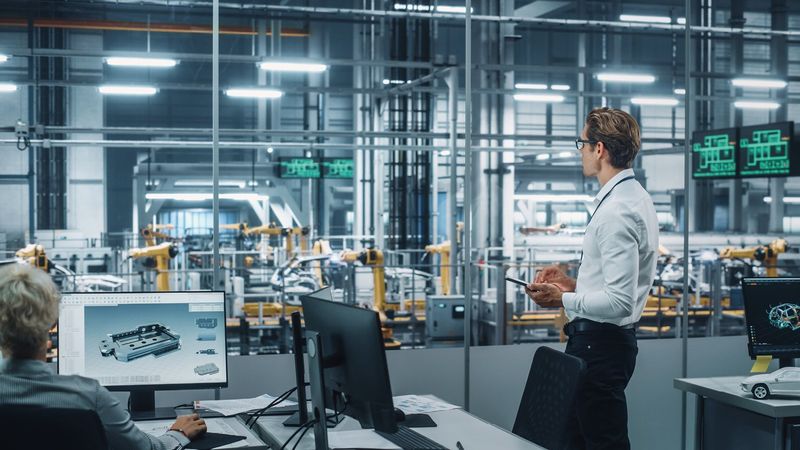 Mit KI können Unternehmen ihre Produktionsprozesse optimieren, wodurch sie die Wettbewerbsfähigkeit sichern. (Bild:  Gorodenkoff/Shutterstock)