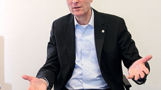 Abb.1: Für Shimadzu-Deutschland-Geschäftsführer Jürgen Semmler ist gerade die Kombination von Chromatographie und Massenspektrometrie ein starkes Tandem. (LABORPRAXIS)