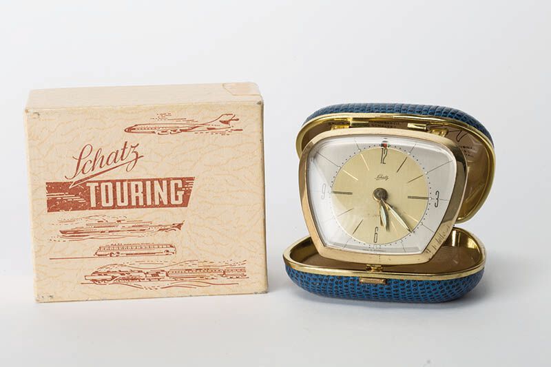 Auch Reisewecker waren in der Nachkriegszeit in. Das Bild zeigt einen Reisewecker von Schatz aus dem Jahr 1956. (Bild: Reisewecker.jpg / Deutsches-uhrenmuseum / CC BY 3.0)