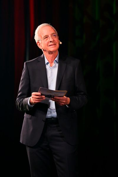 Philippe Kubbinga (Axis) eröffnet die Veranstaltung und gibt einen Ausblick auf die weitere strategische Entwicklung. (Bild: Axis)