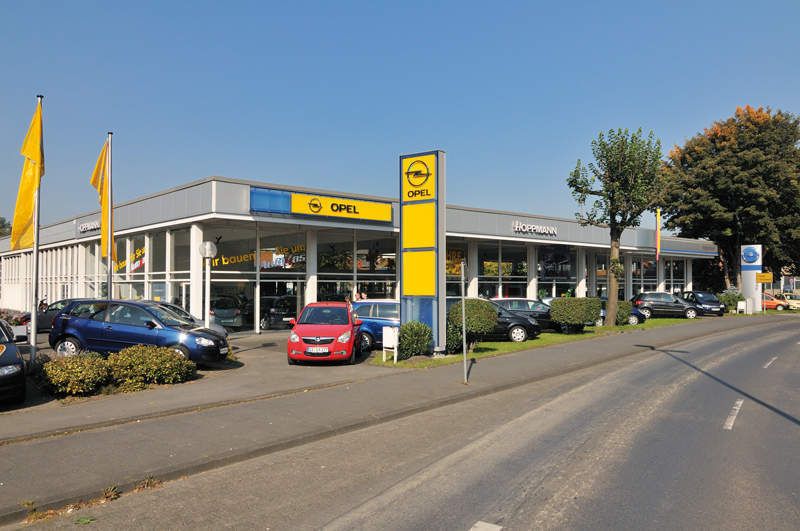 Das 1977 großzügig ausgebaute Autohaus in Siegen-Geisweid ist umgeben von zahlreichen Handels- und Dienstleistungsunternehmen. (Archiv: Vogel Business Media)