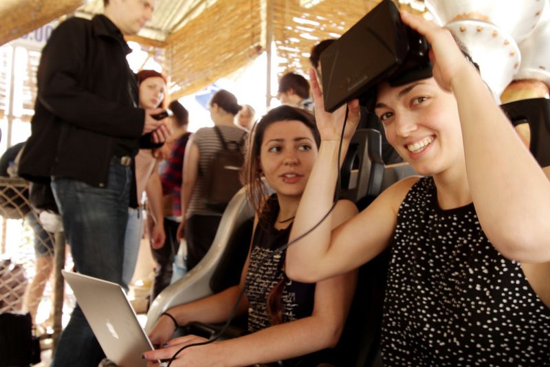 Die Studentinnen Kathrin Attmann (links) und Marie Fritz (rechts) testen ihre Arbeit auf der Achterbahn „Pegasus“. (FH Kaiserslautern)