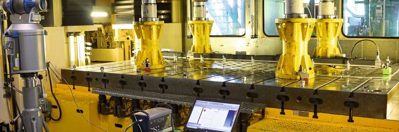 Hydraulische Presse mit vier Belastungssäulen, Kraftmesseinrichtung, taktilem Messbalken und laser-optischem Koordinatenmesssystem.(Bild:  Fraunhofer-IWU)
