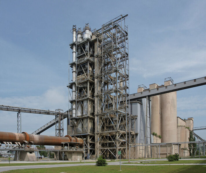 Bild 1: Transportieren, lockern, mischen: Im Zementwerk Karsdorf von Lafarge geht nichts ohne Druckluft. Für den Druckbereich zwischen 1 und 1,5 bar setzt das Unternehmen jetzt Delta-Hybrid-Drehkolbenverdichter ein. (Bild: Aerzener Maschinenfabrik)