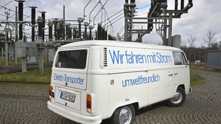 1970 gründete Volkswagen in Wolfsburg das Zentrum für Zukunftsforschung. Eines seiner Aufgaben war es, die Elektromobilität voranzutreiben. Adolf Kalberlah, frisch promovierter Elektrochemiker und Spezialist der Batterieforschung, wurde Chef der Abteilung. (Bild: Volkswagen AG)