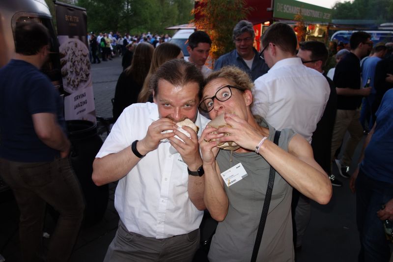 Na, da hat aber jemand Hunger! Marian Häke und Karin Schäfer, DDC. (Bild: IT-BUSINESS)