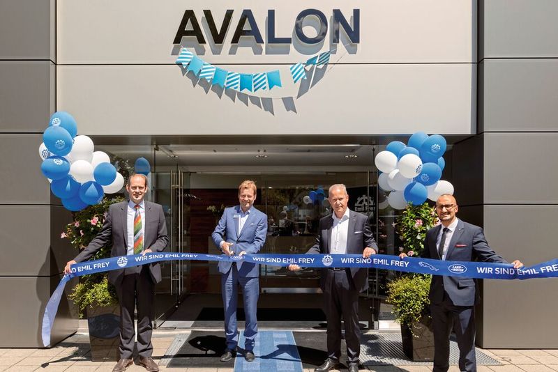 Sie gaben den Startschuss für die Neueröffnung in München: (v. li.) Importeutschef Jan-Kas van der Stelt, Christoph Grün, Geschäftsleiter Avalon Premium Cars München, Bernhard Linnenschmidt, Geschäftsführer Einzelhandel und Mitglied der Geschäftsleitung Emil Frey Deutschland, Salvatore Colangelo, Geschäftsführer Avalon Premium Cars.   (Bild: Emil Frey)