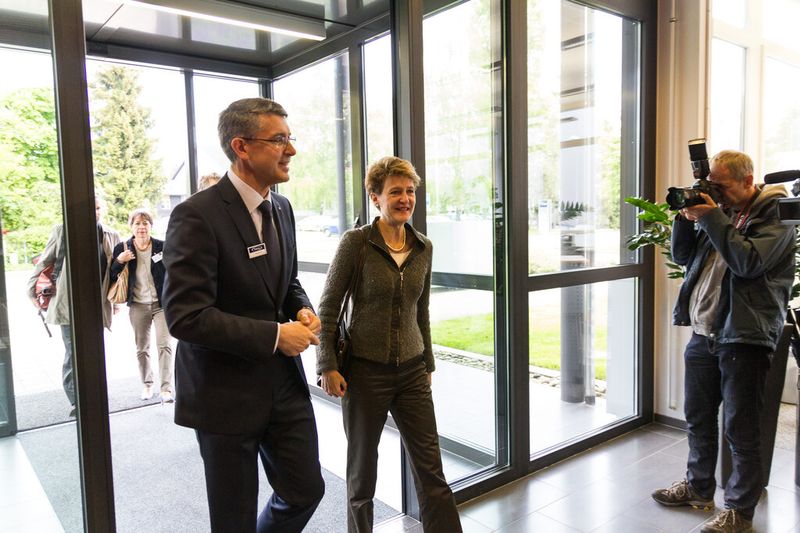 Simonetta Sommaruga mit Fraisa-CEO Josef Maushart. (Andris Linz / Fotografie)