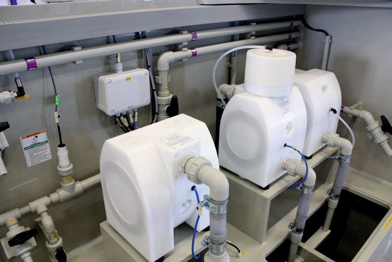 Bei anderen Ausführungen von Verdrängerpumpen wie Zahnrad- und Drehkolbenpumpen nimmt die volumetrische Fördermenge im Laufe der Zeit ab, wodurch sich nicht nur die Förderleistung verringert sondern auch die Betriebskosten erhöhen. Aufgrund ihrer Betriebsweise bleibt bei Almatec-Druckluft-Membranpumpen der E-Serie die Fördermenge über die Lebensdauer der Pumpe konstant. Dies ermöglicht die Optimierung der Fertigungsabläufe und des Energieverbrauchs. (Bild: Almatec)