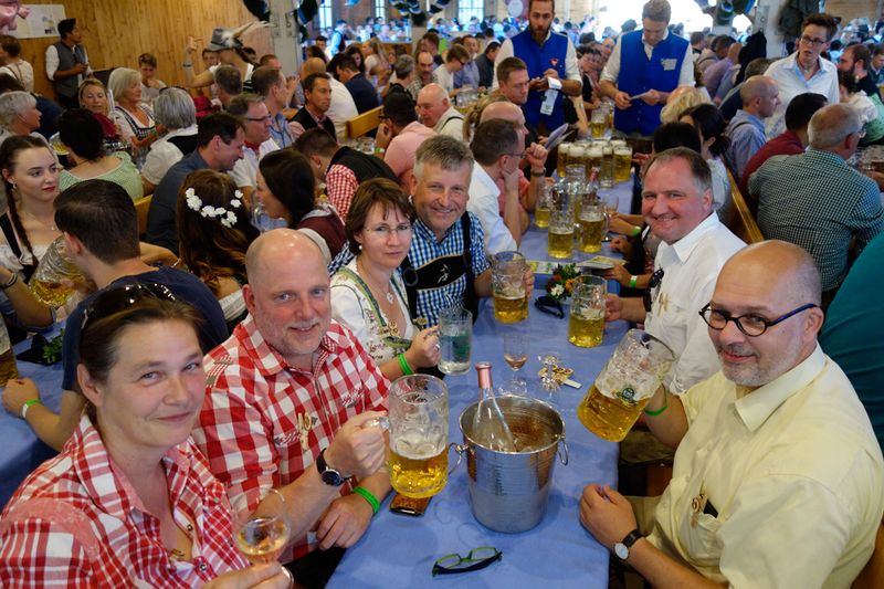 (v. l.) Ralf Brummack und Peter Schulz, ADICOM, mit ihren Katrins, Christoph Hasler, ALSO, und Thomas Regner, Lenovo. (Bild: IT-BUSINESS)