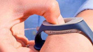 In einem kleinen wiederbefüllbaren Depot innerhalb des Armbands wird Desinfektionsmittel gelagert, das bei Bedarf per Knopfdruck zur Verfügung steht, um die Hände zu desinfizieren.  (Cleanbrace)