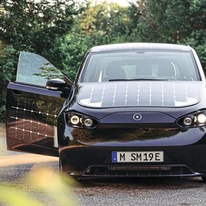 Das Elektroauto ist rundum mit Solarzellen überzogen, um auch im Stehen Strom zu gewinnen. Inzwischen soll das Auto damit bei günstigen Bedingungen eine zusätzliche Reichweite von 34 Kilometern am Tag schaffen – mehr als der durchschnittliche Pendler fährt.(Bild:  Sono Motors)