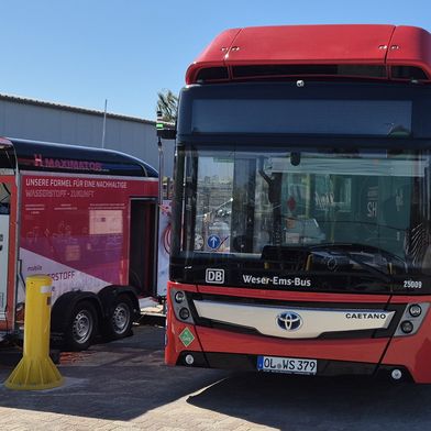 Tankstelle noch in Bau? Kein Problem: Die Brennstoffzellenbusse tanken solange an der mobilen Wasserstoff-Tankstelle.  (Bild: TTZ)