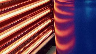 Im Vergleich zur Heißluftsystemen können Infrarotstrahler industriell eingesetzte Schutzlacke effizienter trocknen. (Bild: Heraeus)