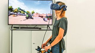 VR-Einsatz in der Ausbildung: Sennebogen setzt in seiner Akademie darauf, seine Mitarbeiter mit der Originalsteuerung zu schulen. (Bild: Blue Silver)