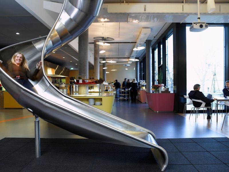Bei Google in Zürich kann man auch die Rutsche nehmen. (Google)