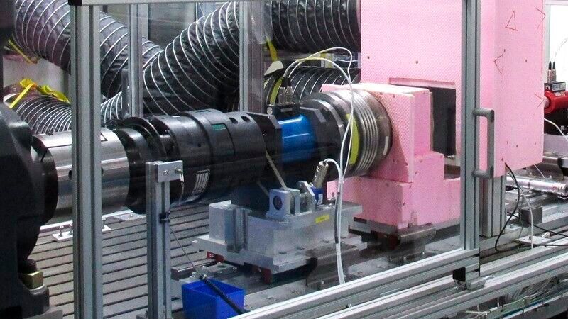 Der neue Schmierstoff weist konstantes Reibungsverhältnis über einen großen Temperaturbereich auf.(Bild:  Liebherr)